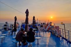 Naik Kapal KM Kirana VII Surabaya-Lombok, Indahnya Sunset di Tengah Laut