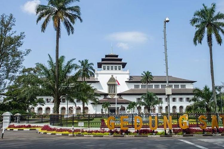 Gedung Sate yang merupakan salah satu ikon Kota Bandung. 