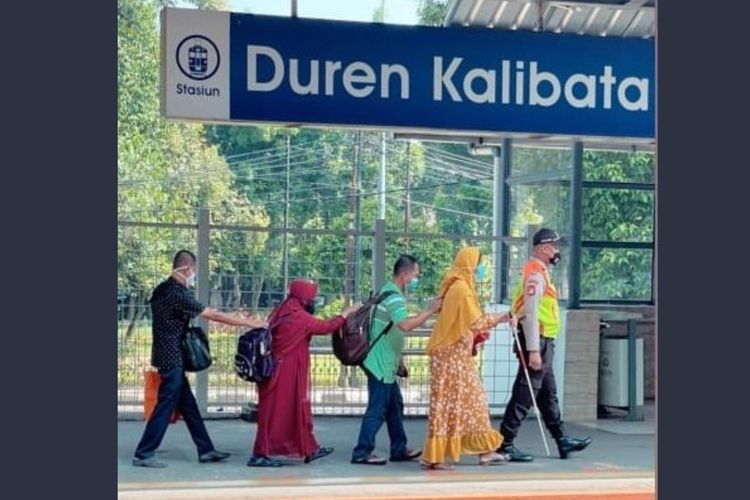 Foto viral tunanetra digandeng oleh petugas keamanan di Stasiun Duren Kalibata Jakarta