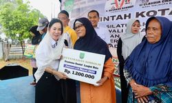 Tingkatkan Kesejahteraan Lansia, Wakil Walkot Batam Salurkan Bansos