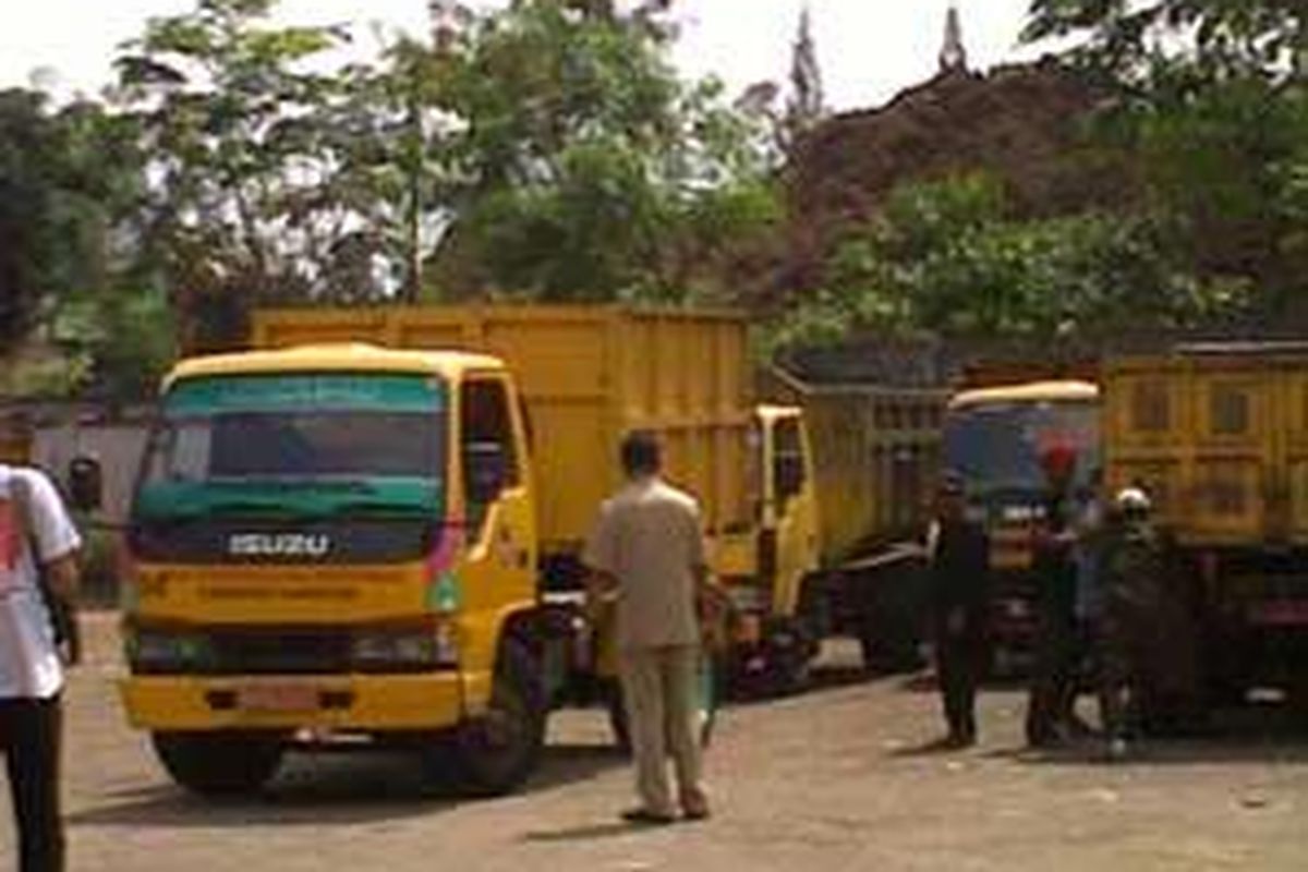 Satu per satu dari 38 armada truk sampah yang selama ini mengangkut sampah warga Kota Tangerang Selatan, Selasa (5/1/2010) dikembalikan kepada Dinas Kebersihan, Pertamanan, dan Pemakaman Kabupaten Tangerang. Langkah itu dilakukan menyusul berakhirnya masa pelayanan kebersihan di wilayah pemekaran itu setelah setahun Tangerang Selatan berpisah dari Kabupaten Tangerang.
