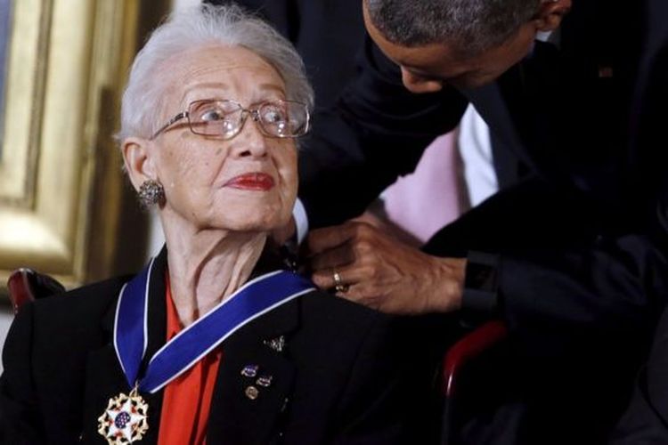 Katherine Johnson saat menerima penghargaan dari Barack Obama, 2015.