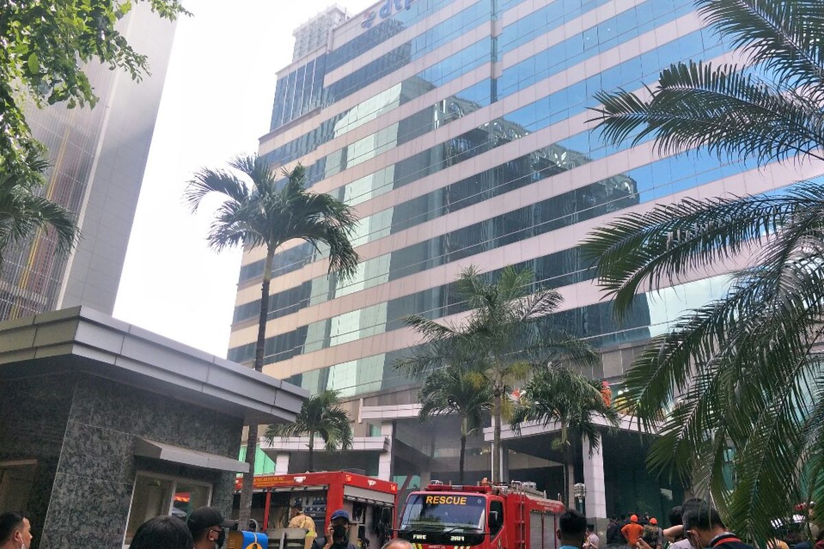 Kebakaran terjadi di Gedung Cyber di Jalan Kuningan Barat Raya, Mampang Prapatan, Jakarta Selatan, Kamis (2/12/2021), siang. 