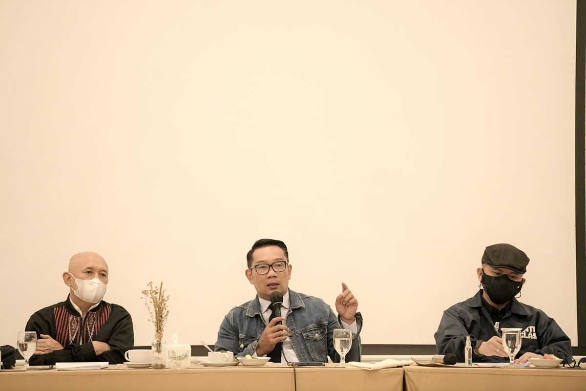 Ridwan Kamil atau akrab disapa Kang Emil saat bertemu Menteri Koperasi dan Usaha Kecil dan Menengah (Menkop dan UKM) Republik Indonesia (RI) Teten Masduki di Kota Bandung, Jumat (2/4/2021).

