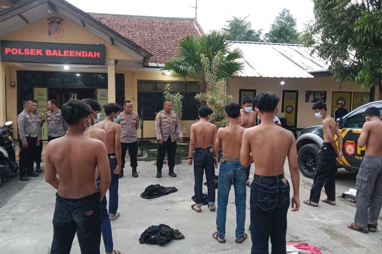 Kapolsek Baleendah tengah memberikan pembinaan terhadap 10 orang remaja di Mako Polsek Baleendah, usai para remaja tersebut berkendara ugal-ugalan di Jalan Raya Ciheulang dan Cangkring Kelurahan Jelekong Kecamatan Baleendah Kabupaten Bandung, Jawa Barat pada Minggu (5/11/2023)