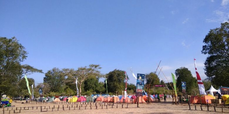 Tenda-tenda di Taman Nasional Baluran, Situbondo, Jawa Timur dalam rangka perayaan Hari Konservasi Nasional, Kamis (10/8/2017).