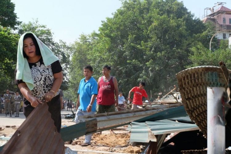 Salah seorang pedagang yang mencoba membersihkan puing-puing dari sisa kios miliknya yang dihancurkan Satpol PP batam dari penertiban siang tadi