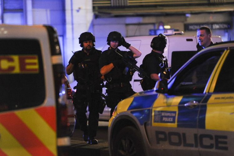 Pasukan keamanan mengamankan lokasi serangan teror di London Bridge, Sabtu malam (3/6/2017).  
 