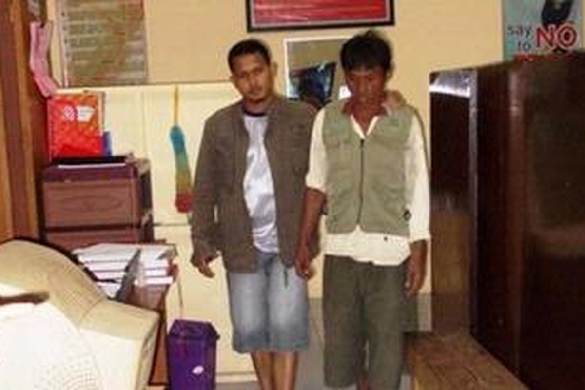 Tersangka pembuat petasan Arif (kanan), dibawa ke Mapolres Situbondo berikut barang bukti ribuan petasan dan 4,5 kg bahan peledak.