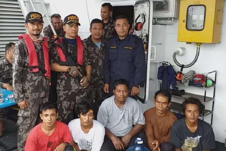 Sebuah kapal ikan asing asal Malaysia, KM PKFB 1802, ditangkap di perairan Selat Malaka, Jumat (21/6/2019).