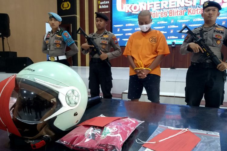 MJP, pegawai honorer RSUD Mardi Waluyo, dihadirkan pada konferensi pers di Mapolres Blitar Kota, Jumat (12/12/2025)