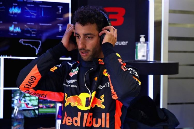 Pebalap Red Bull, Daniel Ricciardo, tengah bersiap di pit stop jelang kualifikasi F1 GP Meksiko di Autodromo Hermanos Rodriguez, 27 Oktober 2018. 