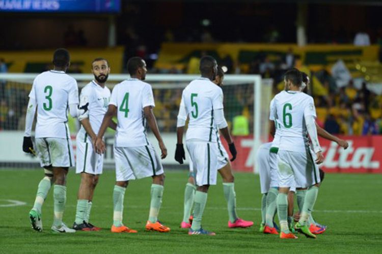 Pemain tim nasional Arab Saudi Mohammed Al Sahlawi menoleh kebelakang ketika hendak meninggalkan lapangan, saat timnya menelan kekalahan 2-3 dari Australia, dalam laga kualifikasi Piala Dunia 2018 yang digelar di Adelaide, Kamis (8/6/2017).  