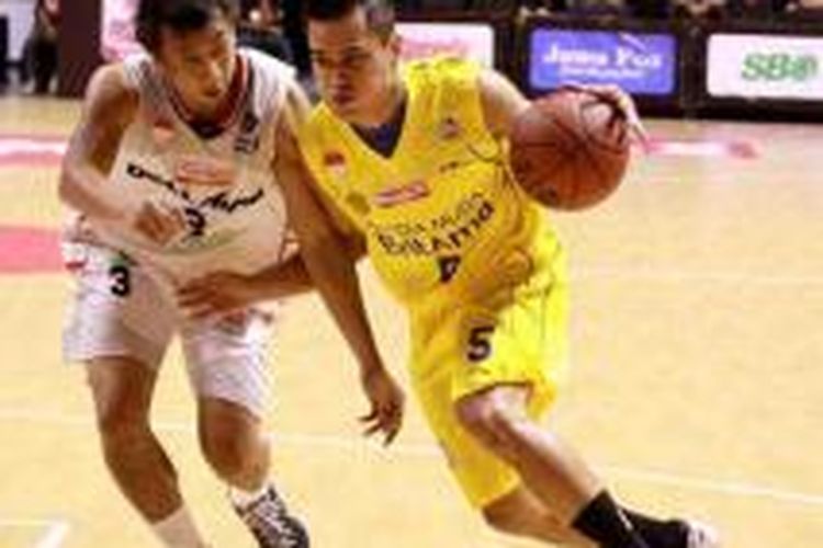 Pemain Satria Muda Britama, Faisal J. Ahmad (kanan) mencoba melewati Mario Gerungan dari Aspac, saat bertanding pada hari pertama Pramusim National Basketball League (NBL), di Surabaya, Sabtu (21/9/2013)