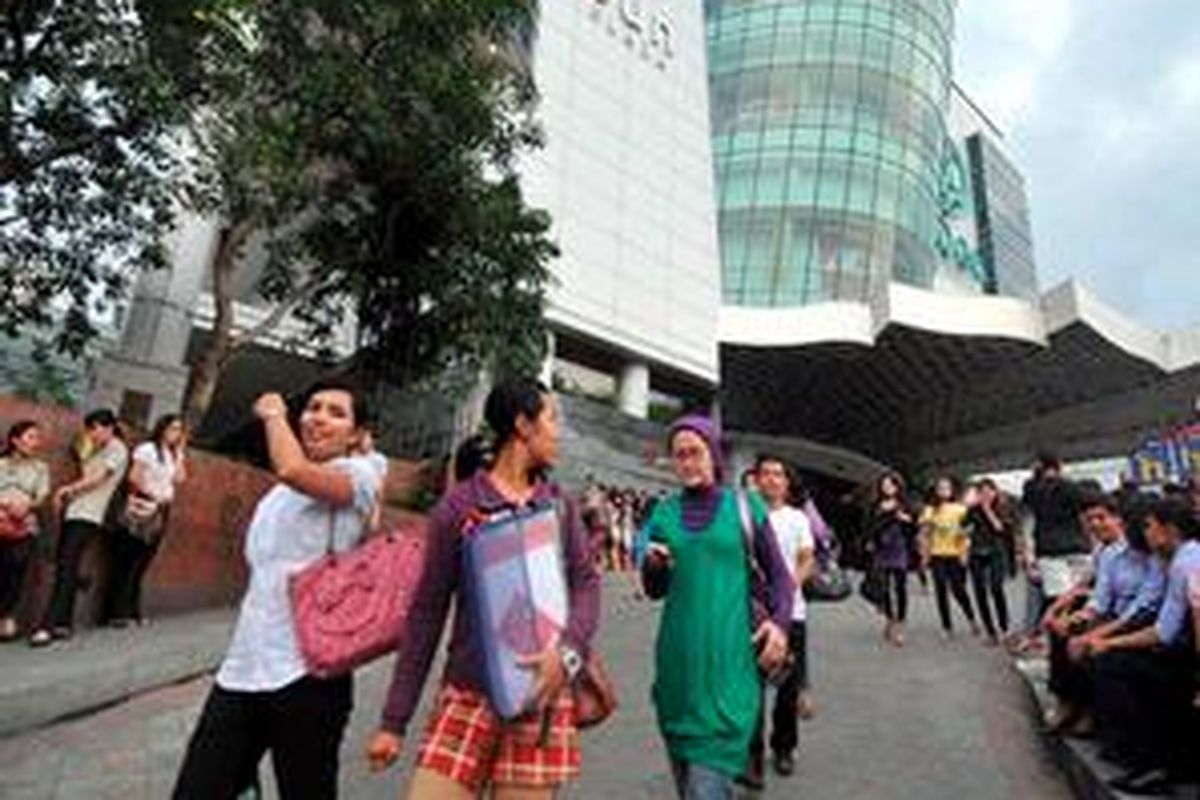Warga berhamburan ke luar gedung Sun Plaza di Medan Sumatera Utara, menyusul gempa yang terjadi di Sumbar, Rabu (30/9).