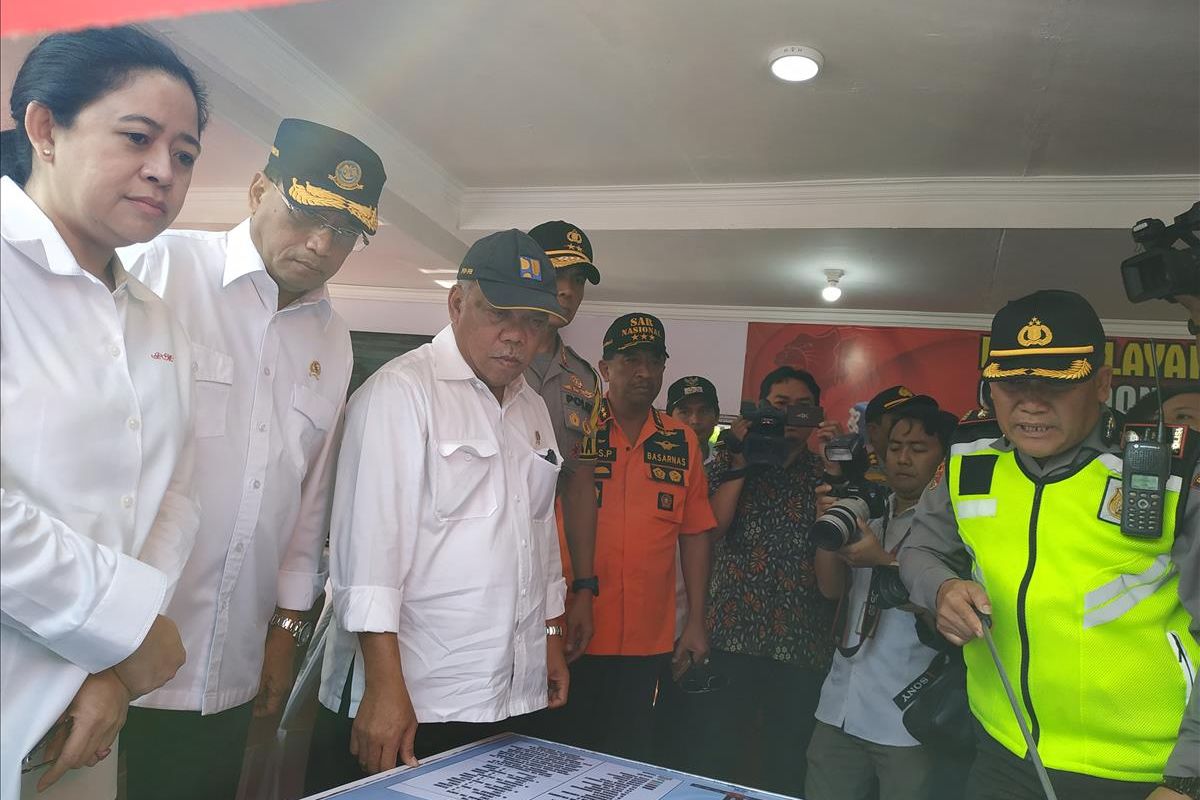 Menteri Pekerjaan Umum dan Perumahan Rakyat (PUPR) Basuki Hadimuljono (kanan) bersama sejumlah menteri meninjau kesiapan jalur mudik di Jalur Selatan, Provinsi Jawa Barat, Rabu (29/5/2019). 