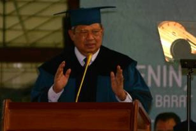 Presiden ke-6 Susilo Bambang Yudhoyoni saat membacakan pidato dalam acara pemberian gelar doktor kehormatan di Aula Barat Institut Teknologi Bandung, Jalan Ganesha, Senin (25/1/2016)