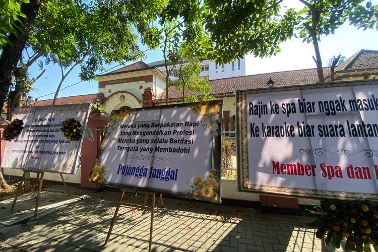 Karangan bunga di depan PN Surabaya, Minggu (28/7/2024). (Kompas.com/Andhi Dwi Setiawan)