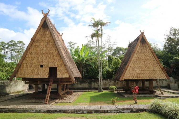 Bangunan rumah adat Tambi dan Buho. Salah satu rumah adat Sulawesi Tengah. 