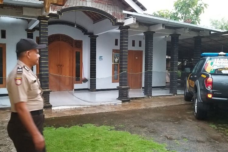 Anggota Polsek Badegan turun ke rumah Katimun, tokoh yang diduga menyebarkan ajaran isu kiamat sehingga 52 warga Desa Watu Bonang, Kecamatan Badegan, Kabupaten Ponorogo pindah ke Kabupaten Malang, Rabu (13/3/2019) sore.