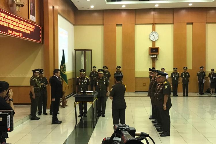 Jaksa Agung Sanitiar (ST) Burhanuddin melantik tiga Jaksa Agung Muda (JAM) di Sasana Baharuddin Lopa, di Kompleks Kejaksaan Agung, Jakarta Selatan, Senin (18/11/2019).