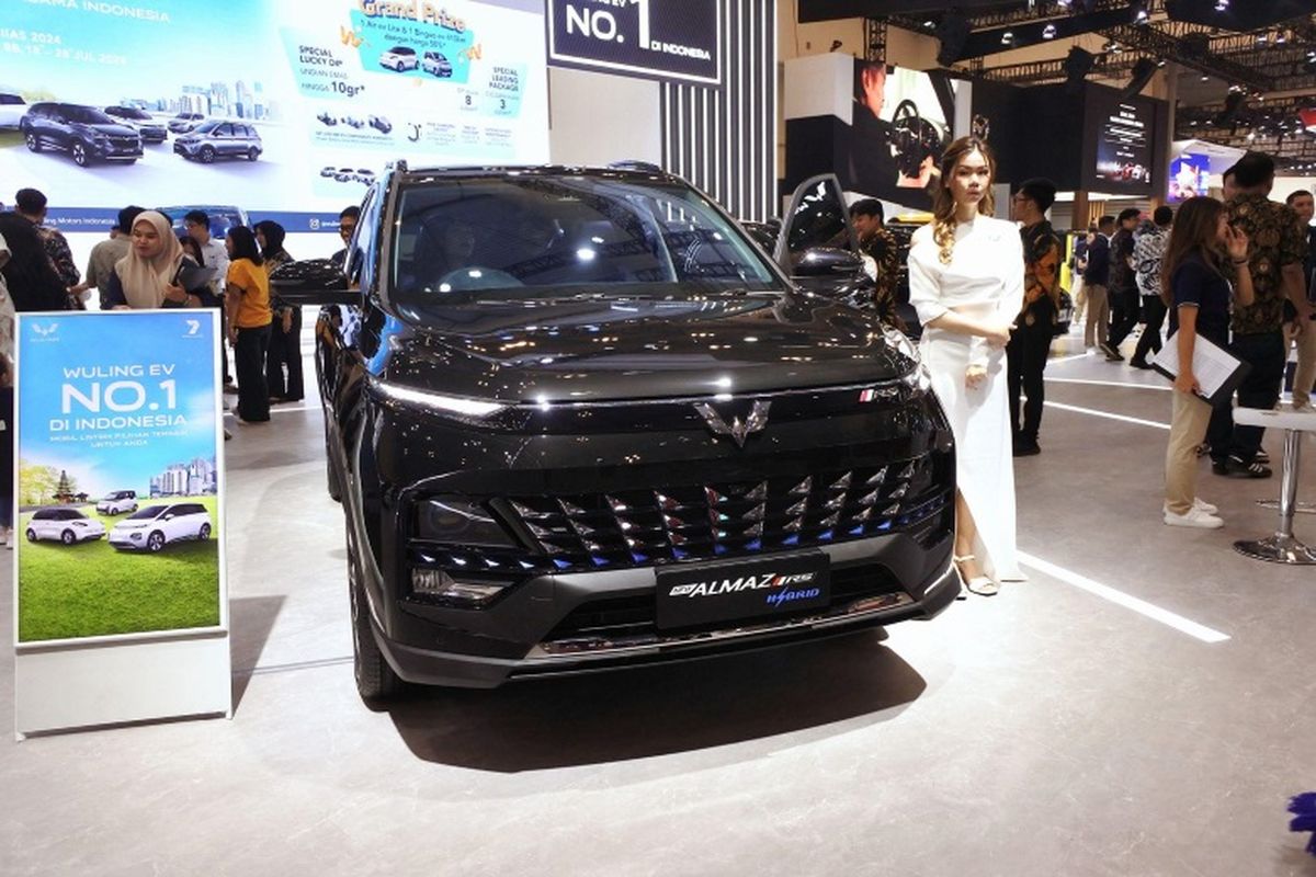 New Almaz RS Pro Hybrid menjadi salah satu lini SUV milik Wuling yang ditampilkan pada ajang GIIAS 2024 di di Indonesia Convention Exhibition (ICE) BSD City, Tangerang, Banten, Kamis (18/7/2024) hingga Minggu (28/7/2024). 