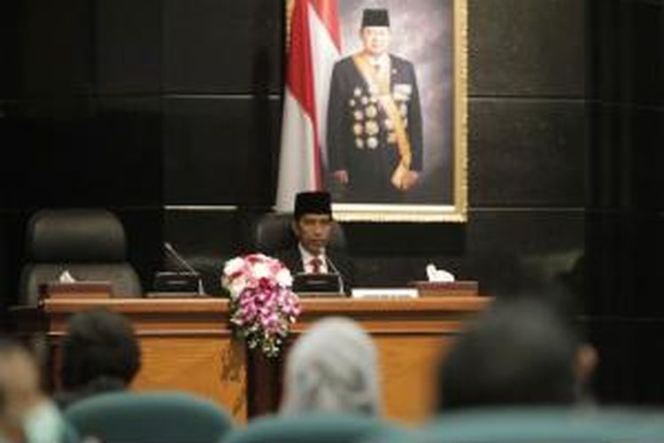 Gubernur DKI Jakarta, Joko Widodo mengikuti rapat paripurna di DPRD DKI Jakarta, Rabu (23/7/2014). Joko Widodo kembali bertugas sebagai Gubernur DKI Jakarta menyusul berakhirnya masa cuti Gubernur DKI Jakarta non aktif setelah dirinya ditetapkan oleh KPU sebagai Presiden terpilih Republik Indonesia periode 2014-2019 pada 22 Juli 2014.