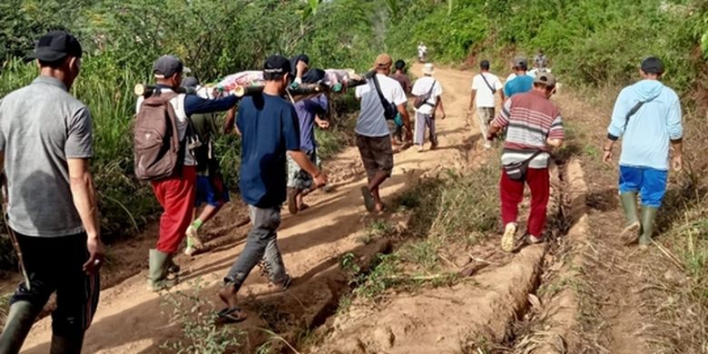 Pemandangan warga sakit ditandu menuju rumah sakit. Warga sakit ditandu sepanjang 13 kilometer menempuh jalan rusak di Desa Langgar Jaya, Kecamatan Bermani Ilir, Kabupaten Kepahiang, Provinsi Bengkulu