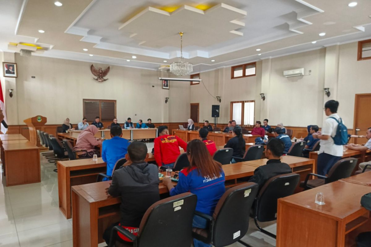 Pertemuan dewan pengawas tenaga kerja dengan sejumlahh organisasi pekerja di PT Danbi internasional untuk membahas nasib 2 ribu lebih pekerja usai perusahaan yang memproduksi bulu mata tersebut dinyatakan pailit, Kamis (20/02/2025) pagi