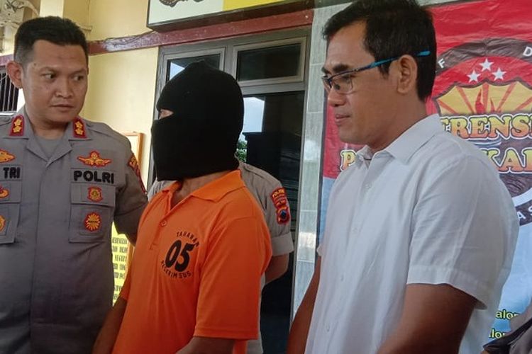 Kapolres Pekalongan Jawa Tengah AKBP Aris Tri Yunarko saat menginterogasi tersangka Sugito mantan Kades Wonosido, Kecamatan Lebakbarang.