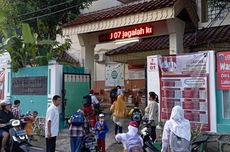 Senyum Semringah Yono Usai Antar Anak Bungsunya ke SDN 07 Pasar Baru...