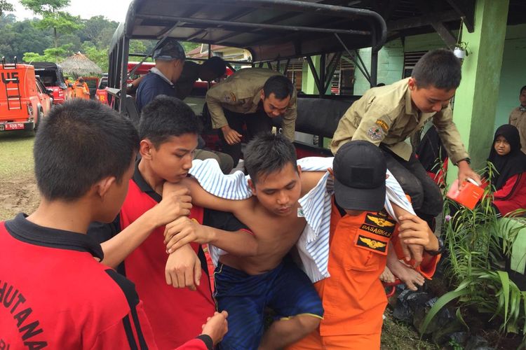 Petugas Basarnas Pekanbaru mengevakuasi salah satu siswa SMK Kehutanan Pekanbaru dalam kondisi lemas setelah ditemukan tersesat di kawasan hutan TNBT di Kabupaten Indragiri Hulu, Riau, Rabu (3/4/2019).