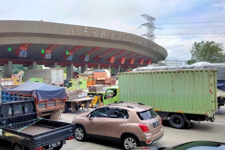 Gebang Tol Cikupa yang diprediksi menjadi titik kepadatan kendaraan pada puncak arus mudik libur natal dan tahun baru 2022 di ruas tol Tangerang Merak