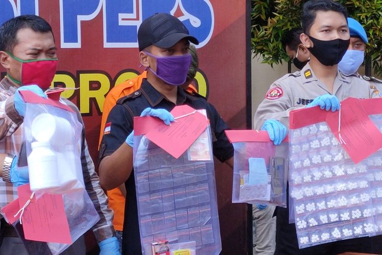 Lebih dari 5.800 pil siap edar dan berbagai pil lain disita polisi dari 6 tersangka di Kulon Progo, Daerah Istimewa Yogyakarta.