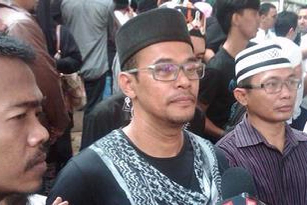 Adik dari Ustadz Jeffry Al Buchory, Decky Fajar Siddiq, saat menceritakan kronologi kecelakaan yang dialami kakaknya di rumah duka di Perumahan Bukit Mas, Rempoa Raya, Bintaro, Jakarta Selatan, Jumat (26/4/2013) pagi