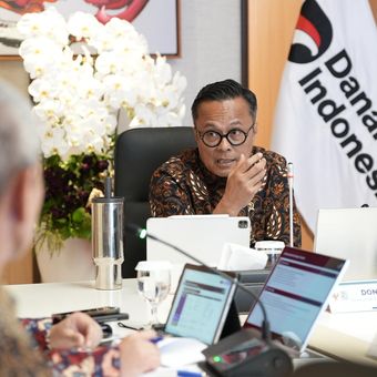 Kepala BP BUMN sekaligus COO Danantara, Dony Oskaria saat melakukan pertemuan dengan Direktur Strategic Business Development & Portfolio PT Telkom Indonesia, Seno Soemadji di Wisma Danantara, Senin (25/5/2026).