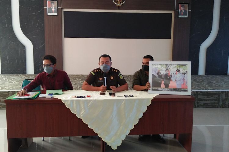 Kepala Seksi Intelijen Kejari Gresik Deni Niswansyah (tengah), saat memberikan penjelasan kepada awak media di gedung Kejari Gresik, Selasa (21/6/2022).