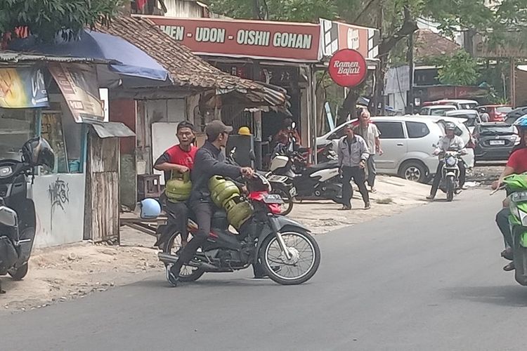 Petugas pangkalan Ade Kurniawan tengah membereskan gas elpiji 3 kg yang kosong, di Jalan Emong, Kota Bandung.