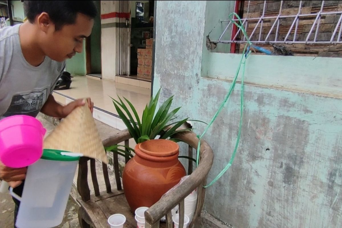 Rian Maulana merapihkan dan mengisi ulang air ke dalam gentong haji di depan rumahnya, Desa Getasan, Kecamatan Depok, Kabupaten Cirebon, Jawa Barat, Jumat (10/6/2022)
