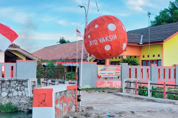 Melalui pernak pernik HUT RI, Pemerintah Desa (Pemdes) Kampungsawah, Kecamatan Jayakerta, Kabupaten Karawang melakukan kampanye ayo vaksin.