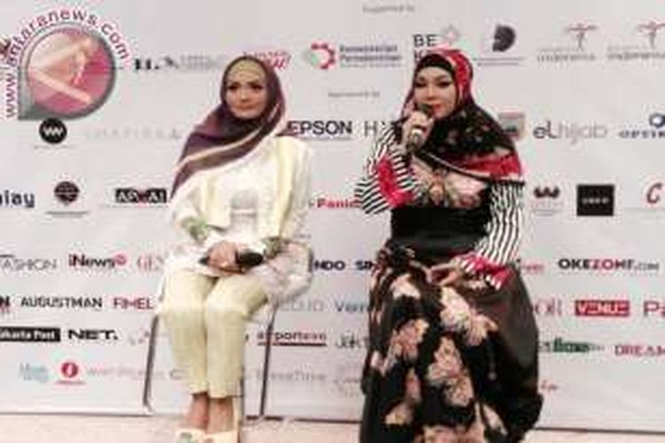 Penyanyi Krisdayanti (kiri) atau KD bersama pengusaha busana muslim Luthy Ibrahim Saleh menjelaskan kerja sama bisnis mereka menjelang peragaan fashion Lusense KD by Luthy pada Indonesia Fashion Week 20016 di Jakarta Convention Center, Minggu (13/3/2016).