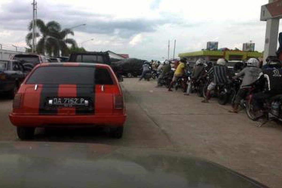 Ilustrasi. Antrean kendaraan bermotor terlihat di SPBU Jalan Mahir Mahar, Palangkaraya, Kalimantan Tengah, Kamis (29/3/2012). 