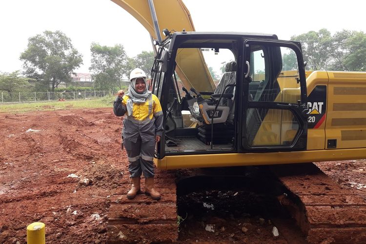 Operater alat berat Trakindo, Ade Ayu Marlita