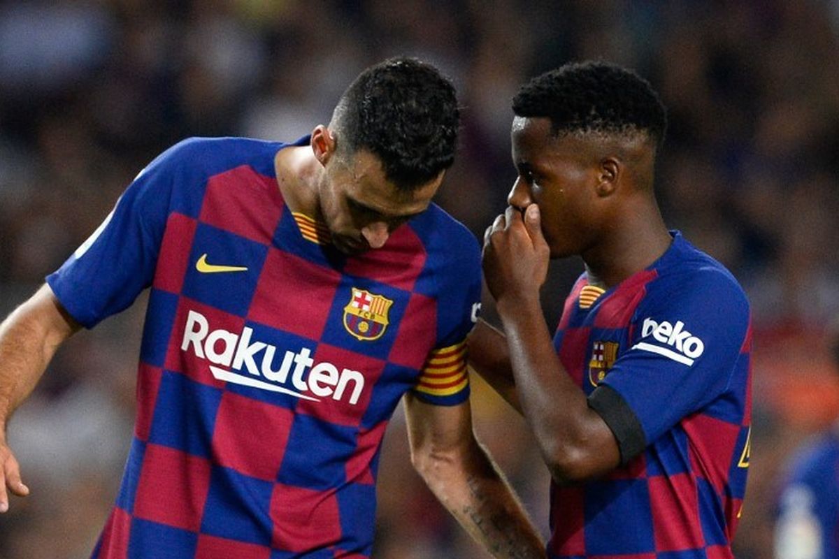 Ansu Fati tampak berbincang dengan Sergio Busquets pada pertandingan Barcelona vs Valencia dalam lanjutan La Liga Spanyol di Stadion Camp Nou, 14 September 2019. 