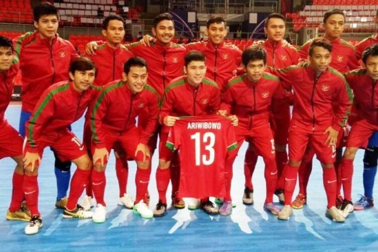 Timnas futsal U-20 Indonesia berpose sebelum laga lanjutan Grup B kontra China Taipei dalam AFC U-20 Futsal Championship 2017 di Huamark Indoor Stadium, Bangkok, Thailand, Rabu (17/5/2017).