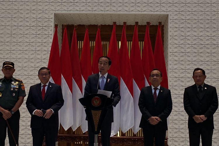 Presiden Joko Widodo menyampaikan keterangan pers sebelum berangkat ke Dubai, Uni Emirat Arab dari Lanud Halim Perdanakusuma, Jakarta Timur, pada Kamis (30/11/2023). 