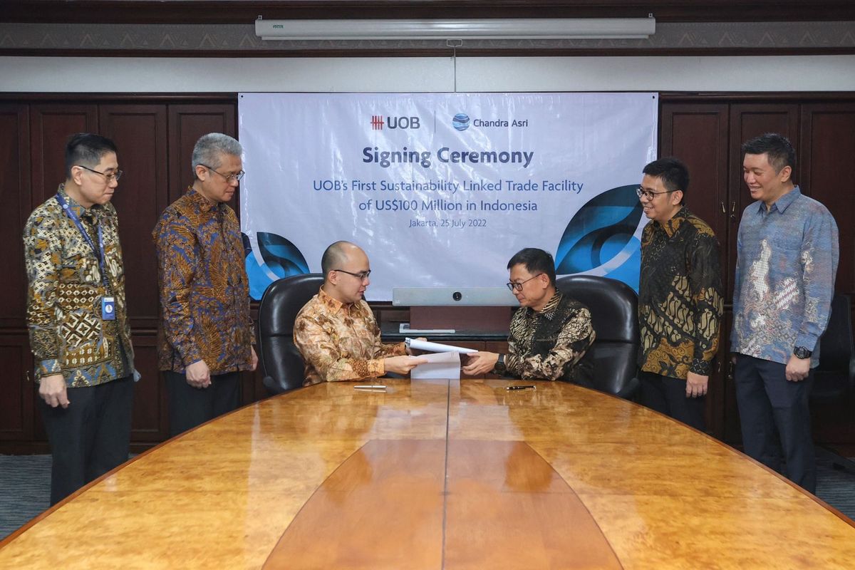 Chief Financial Officer Chandra ASri Petrochemical Andre Khor dan Wholesale Banking Director UOB Indonesia Harapman Kasan dalam acara penandatanganan MoU Sustainability-Linked Trade Facility, Senin 25 Juli 2022.