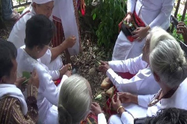 Ritual Messalu Lembang, ritual menolak gempa ala leluhur masyarakat Mamasa, Sulawesi Barat.