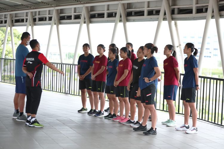 Tim Indonesia untuk Piala Uber 2022 menjalani latihan ringan di sekitar Hotel Ibis, Bangkok, Thailand, pada Rabu (4/5/2022) pagi waktu setempat untuk memulihkan kondisi.