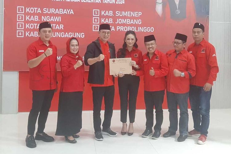 Krisdayanti terima surat tugas dari PDI-P untuk maju di Pilkada Kota Batu, Selasa (30/7/2024).